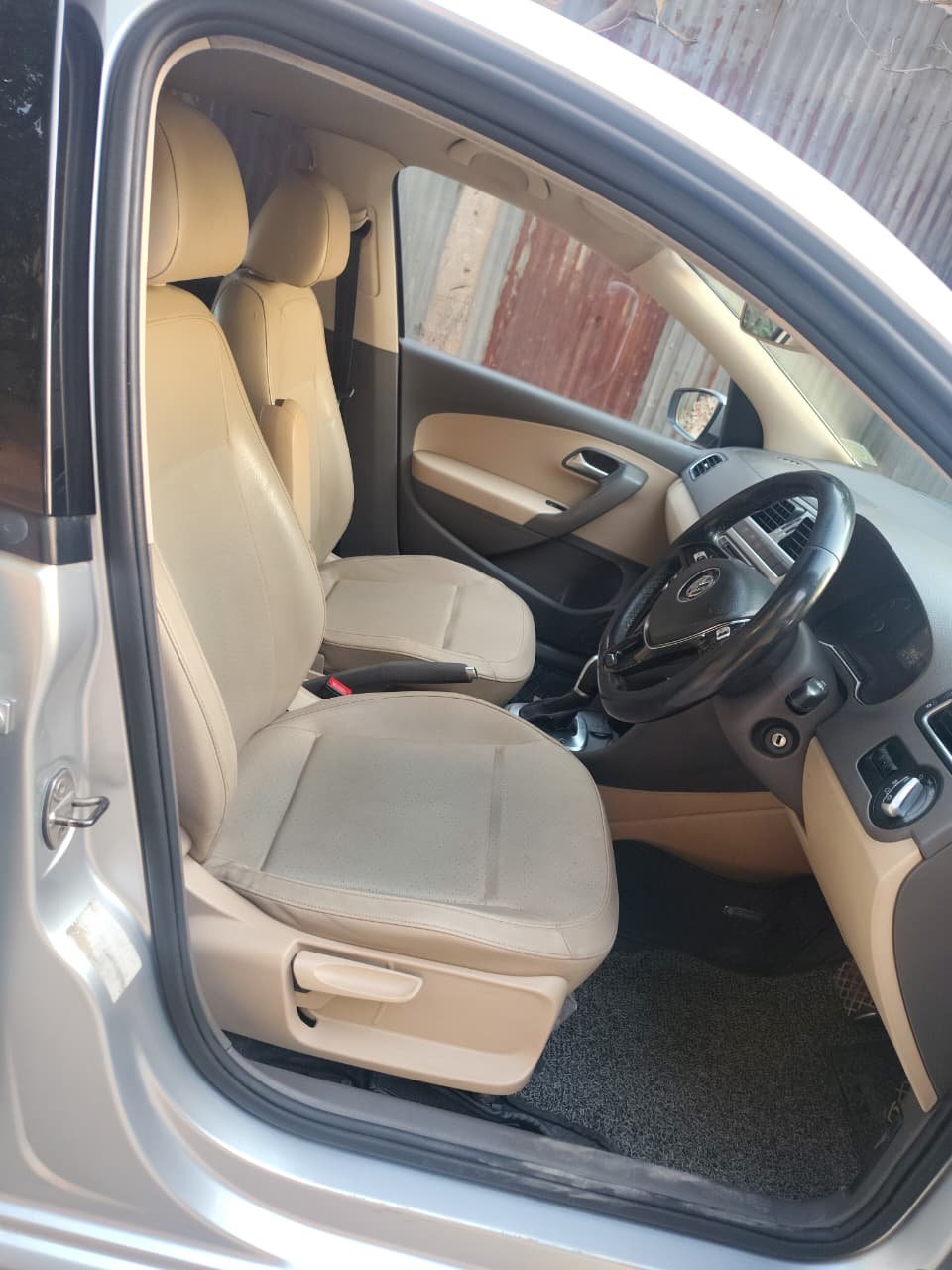 VOLKSWAGEN VENTO - Image 4